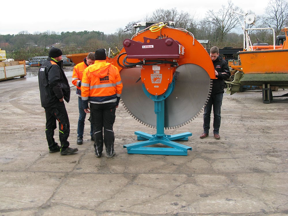 Delivery of D5HP for cutting wind turbine blades