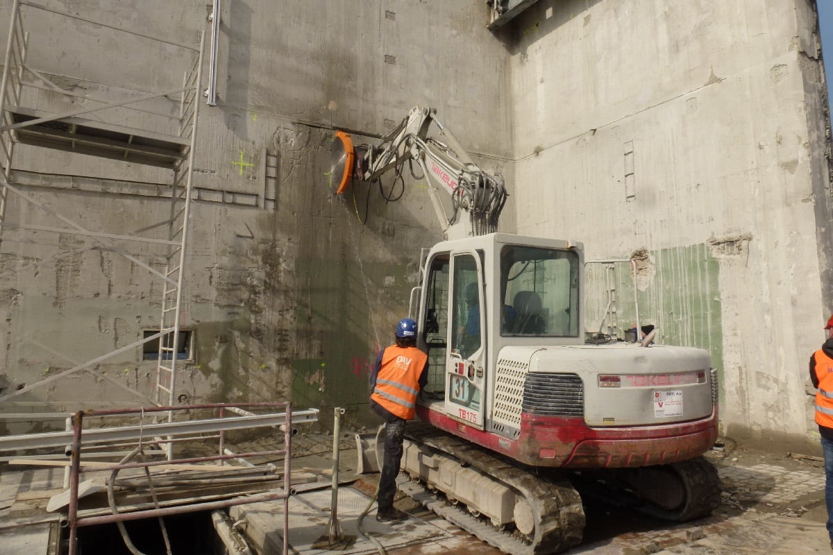 Demolition of concrete tower with D4HS diamond rocksaw