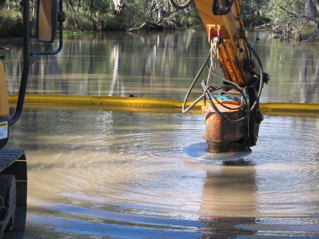 Cutting timber piles underwater with Echidna high speed rocksaw
