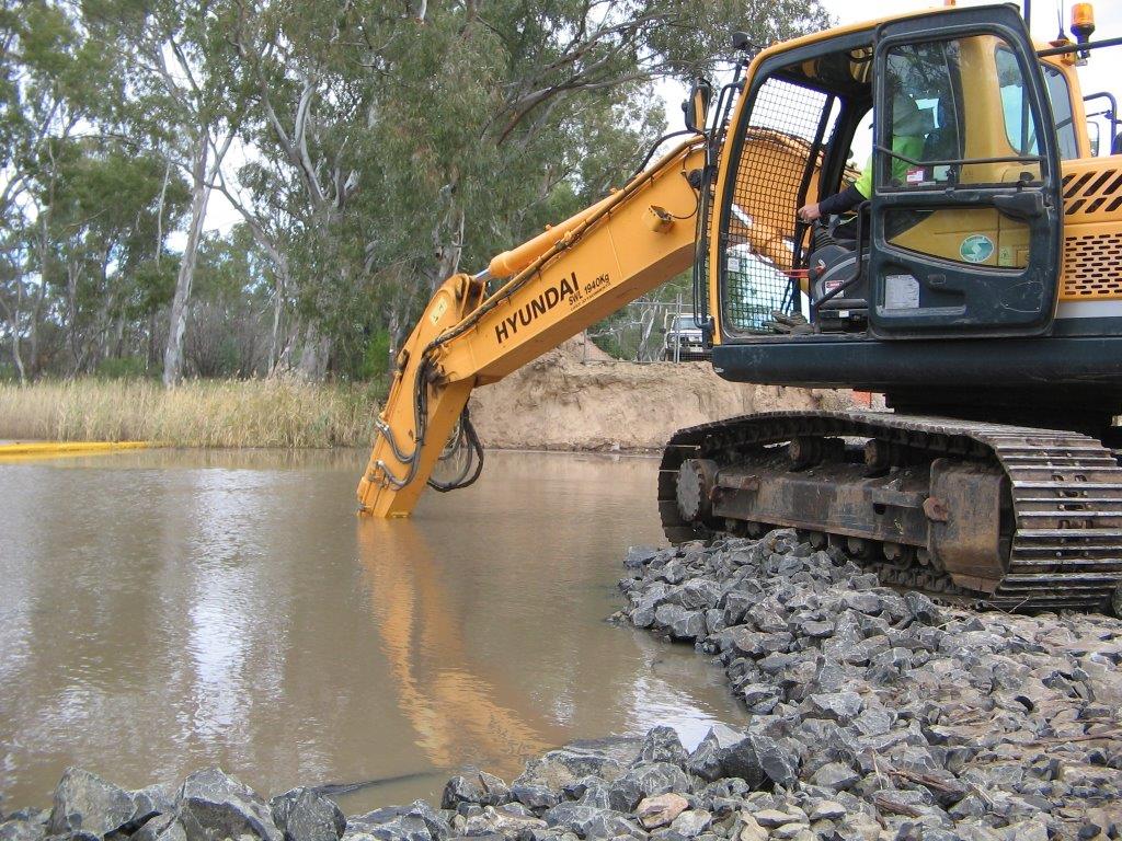 Cutting timber piles underwater with Echidna high speed rocksaw
